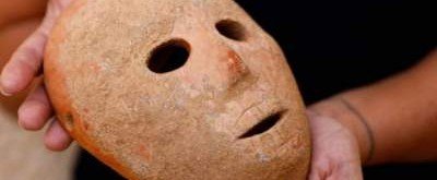 Археологи откопали древнюю ритуальную маску