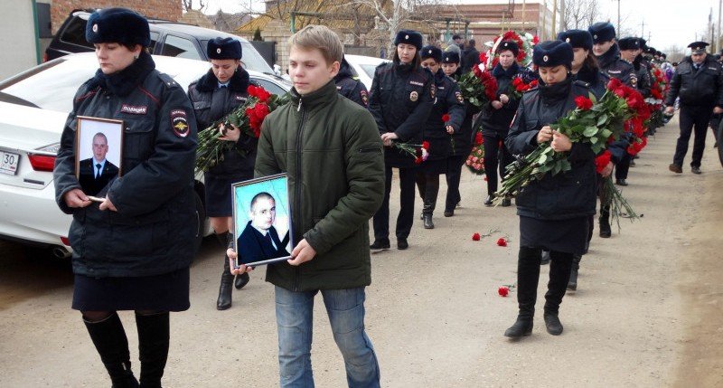 АСТРАХАНЬ. Похоронили капитана полиции, получившего тяжелые ранения в перестрелке под Астраханью