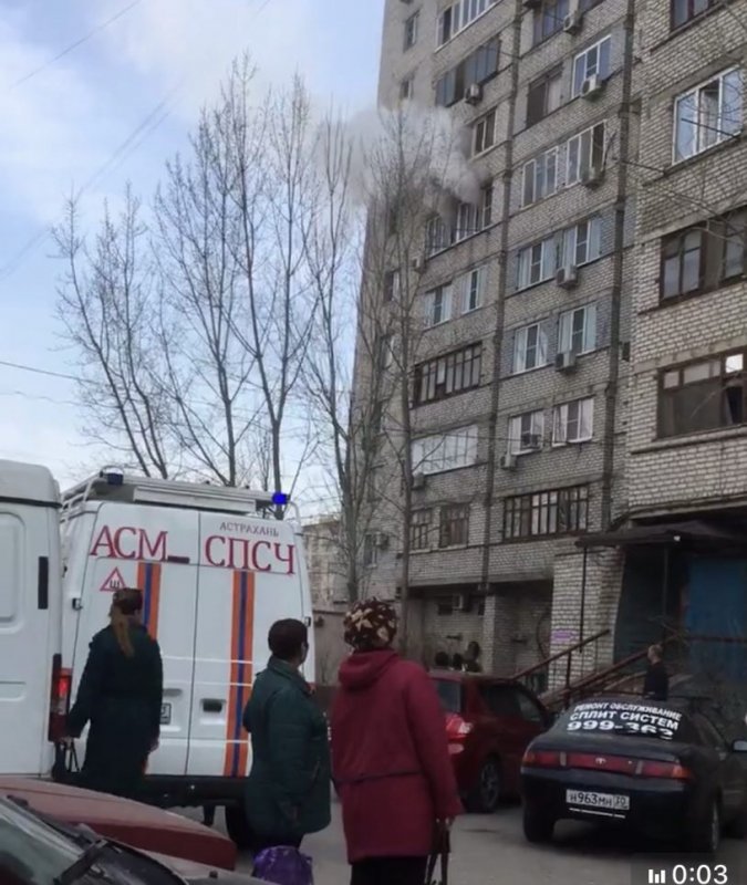 АСТРАХАНЬ. Троих детей эвакуировали из горящей квартиры в Астрахани