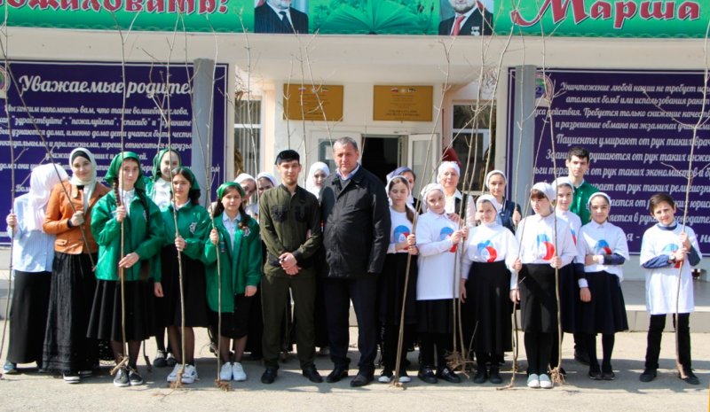 ЧЕЧНЯ. На пришкольных территориях образовательных учреждений Грозного прошла акция "Зеленый город"