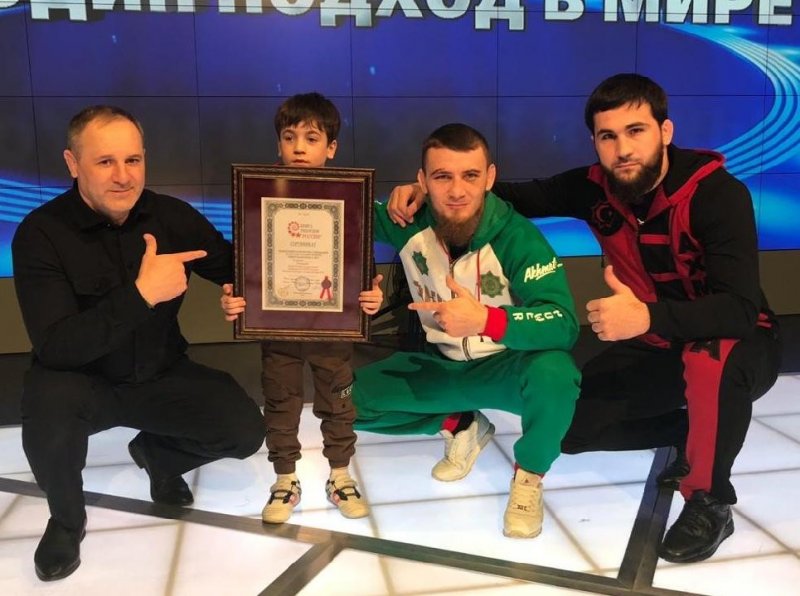 ЧЕЧНЯ. Шестилетний чеченец Рахим Куриев установил рекорд по отжиманиям от брусьев