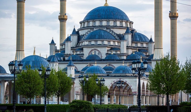 ЧЕЧНЯ. Участники конференции «Ислам - послание мира и милости» совершили пятничный намаз в мечети "Сердце Чечни"