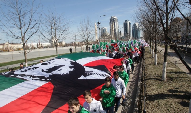 ЧЕЧНЯ. В Грозном прошло шествие с флагом Чечни в честь Дня Конституции