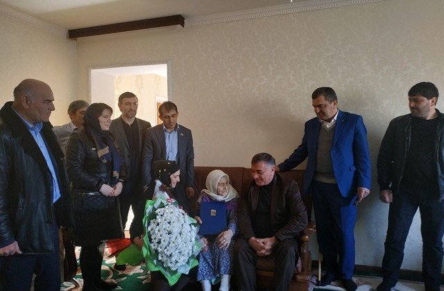 ДАГЕСТАН. Дагестанские единороссы поздравили старейшего партийца с юбилеем