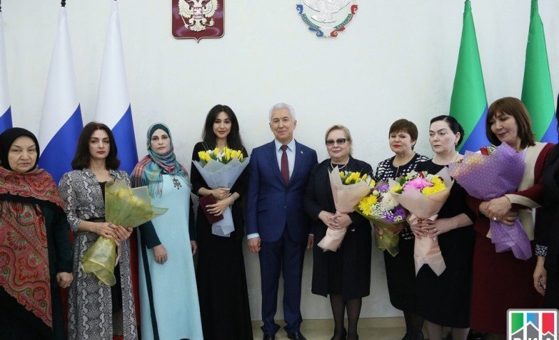 ДАГЕСТАН. Глава Дагестана вручил госнаграды дагестанским женщинам