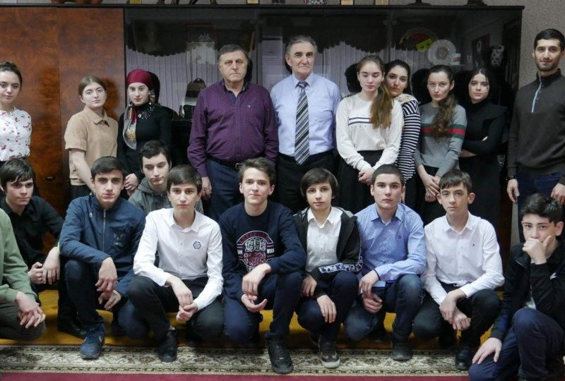 ДАГЕСТАН. Глава Хасавюрта Зайнудин Окмазов пообщался с учащимися старших классов
