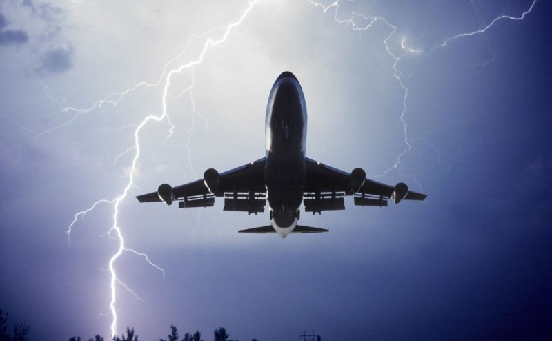 КРАСНОДАР.  В пассажирский самолет над Сочи попала молния