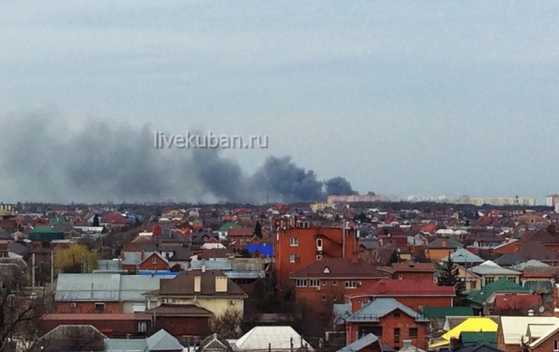 КРАСНОДАР. На рубероидном заводе горят складские помещения в Краснодаре