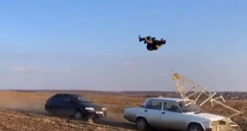 РОСТОВ. Смертельный прыжок над двумя машинами исполнил ростовский каскадер