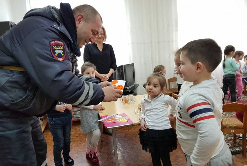 СЕВЕРНАЯ ОСЕТИЯ. Сотрудники Госавтоинспекции Алагирского района Северной Осетии научили дошколят правилам дорожного движения