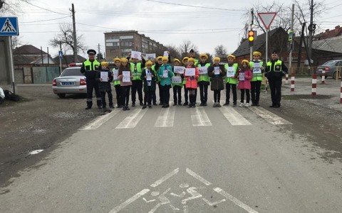 СЕВЕРНАЯ ОСЕТИЯ. Сотрудники Госавтоинспекции Моздокского района совместно с ЮИДовцами школы №2 призвали водителей к соблюдению дорожных правил