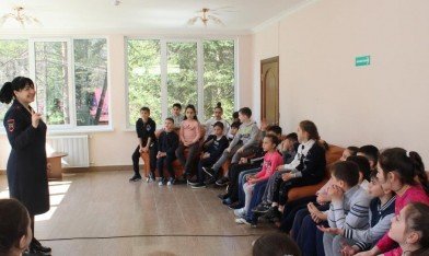 СЕВЕРНАЯ ОСЕТИЯ. В детском лагере "Горный воздух" полицейские Северной Осетии провели беседу с ребятами о соблюдении Правил дорожного движения