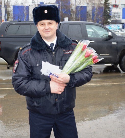 СТАВРОПОЛЬЕ. Госавтоинспекция Ставрополья вручает цветы для автоледи в преддверии Международного женского дня