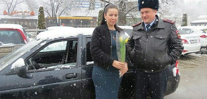 СТАВРОПОЛЬЕ. В Кисловодске сотрудники ГИБДД поздравили автоледи с весенним праздником
