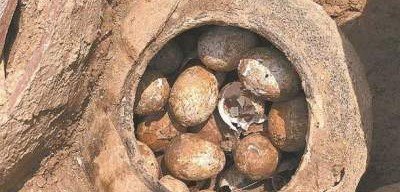 В китайской гробнице нашли кувшин с тысячелетними яйцами