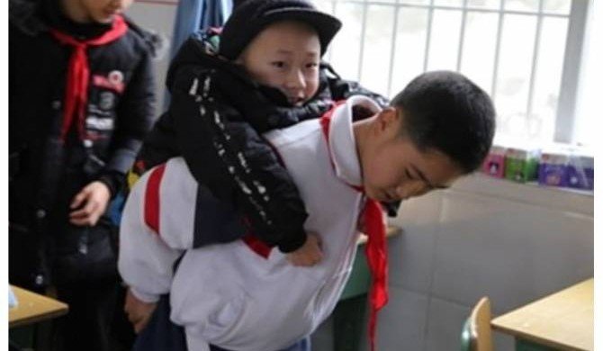12-летний мальчик шесть лет носит на руках больного одноклассника в школу
