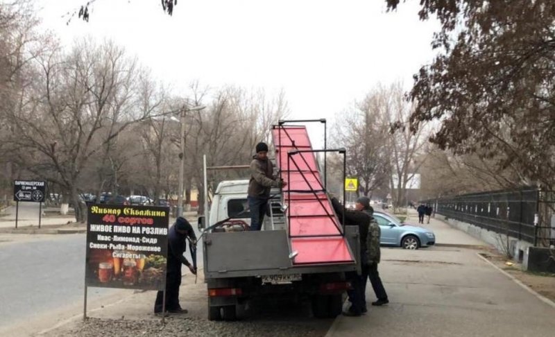 АСТРАХАНЬ. В Астрахани на фасаде многоэтажки демонтировали незаконную рекламу