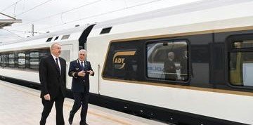 АЗЕРБАЙДЖАН. Президент Азербайджана осмотрел пассажирский поезд, который пойдет по БТК
