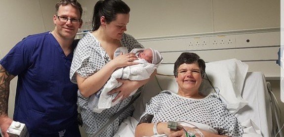 Британка в 55 лет выносила ребенка для бесплодной дочери