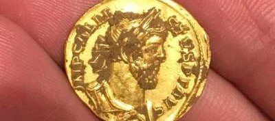 Британский кладоискатель нашел древнюю монету из чистого золота