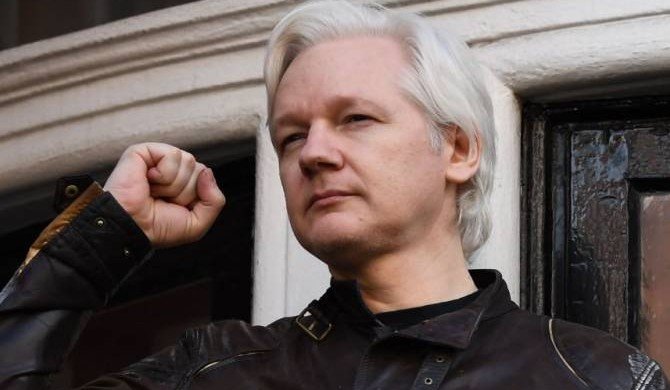 Хакеры из Anonymous потребовали от властей Великобритании освободить Ассанжа