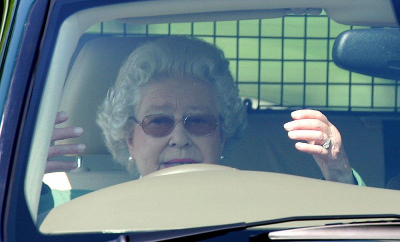 Королева Великобритании перестанет водить автомобиль на общественных дорогах