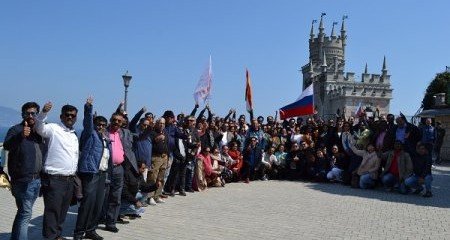 КРЫМ. Флаги России и Индии над «Ласточкином гнездом»