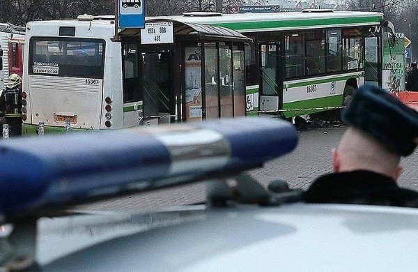 РОСТОВ. В Ростове на остановке столкнулись два автобуса с пассажиром