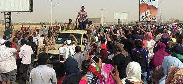 В Хартуме празднуют отставку президента Судана до официального объявления