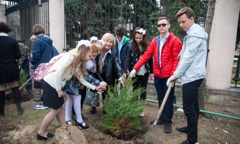 ВОЛГОГРАД. В Волгограде высадили аллею Юрия Гагарина