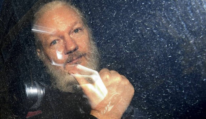 WikiLeaks утверждает, что Ассанжа арестовали для экстрадиции в США
