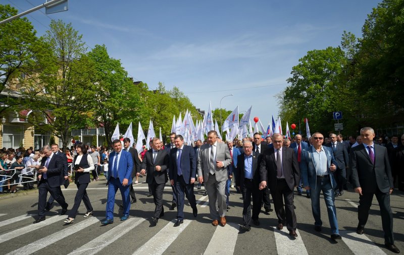 АДЫГЕЯ. Глава Адыгеи возглавил шествие в честь Первомая