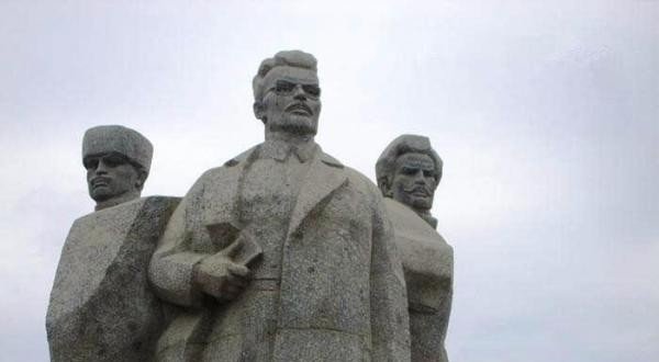 ЧЕЧНЯ. 30 апреля 1973 г. В Грозном состоялось открытие памятника "Дружбы народов"