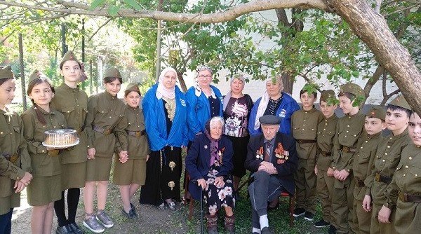 ЧЕЧНЯ. Партийцы ЕР поздравили ветеранов Великой Отечественной войны с Первомаем