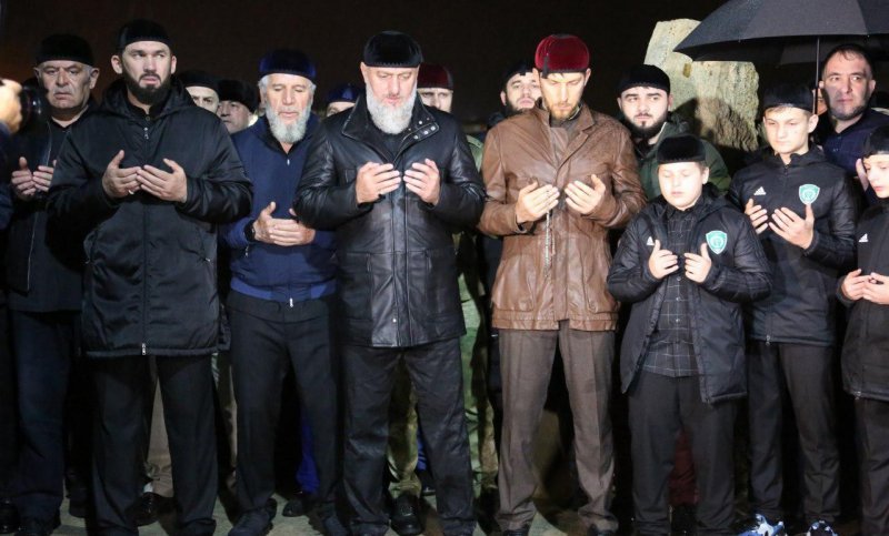 ЧЕЧНЯ. Соратники Главы Чечни посетили могилу Ахмат-Хаджи Кадырова