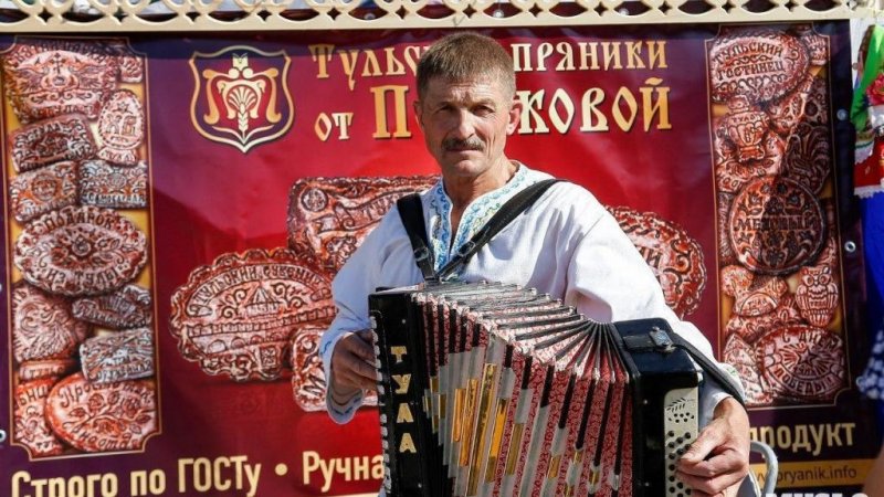 ЧЕЧНЯ. Тульской губернатор подарил Рамзану Кадырову пряники и гармонь