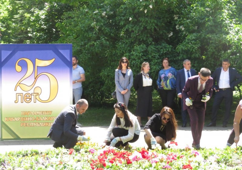 КБР. В парке Нальчика появилась клумба, посвященная 25-летию парламента КБР