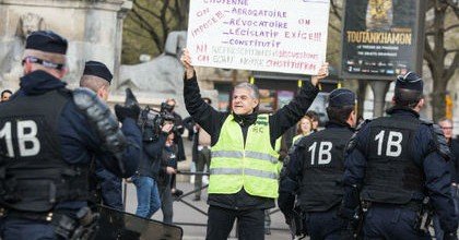 Корреспондента RT избил французский полицейский