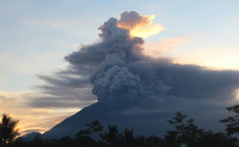 На Бали вновь разбушевался вулкан Агун