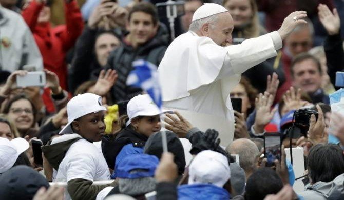 Папа Римский прокатил детей-мигрантов на своем папамобиле