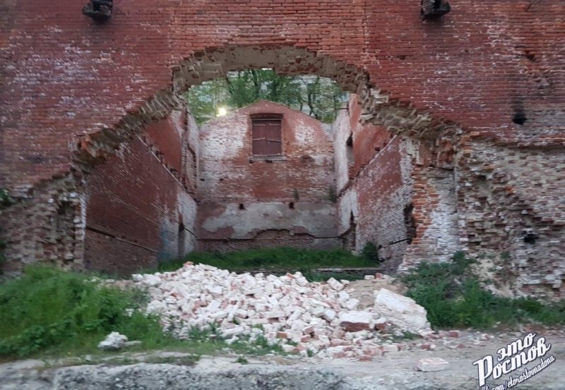 РОСТОВ. На Парамоновских складах в Ростове обрушилась часть стены