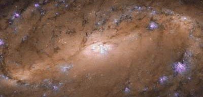 Телескоп Hubble в зрелищном снимке запечатлел спиральную галактику
