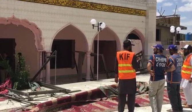 В Пакистане два человека погибли при взрыве в мечети