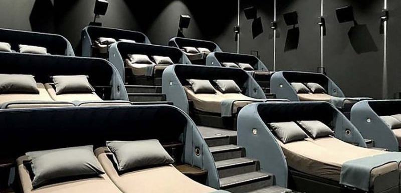 В Швейцарии открылся кинотеатр с двуспальными кроватями вместо кресел