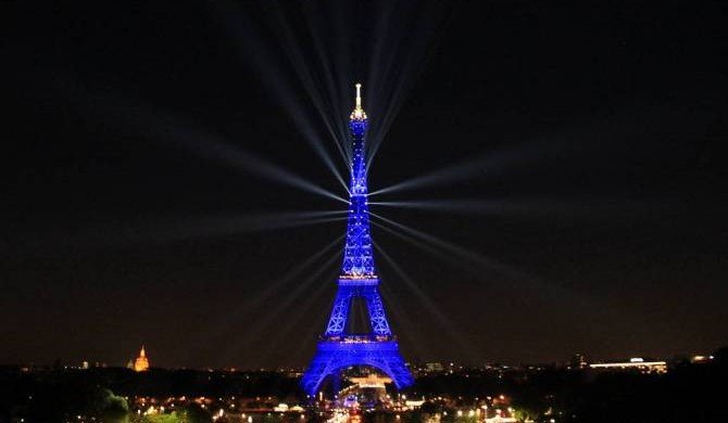 Во Франции 130-летие Эйфелевой башни отметили концертом и световым шоу