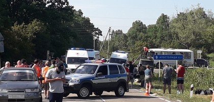 13 пассажиров пострадали после столкновения поезда и грузовика на юге России