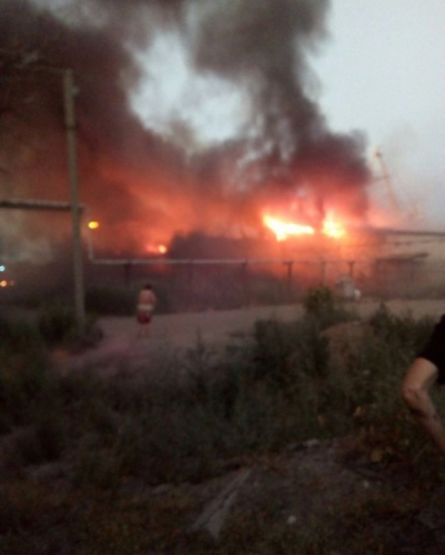 АСТРАХАНЬ. Крупный пожар в Астрахани тушили с катера