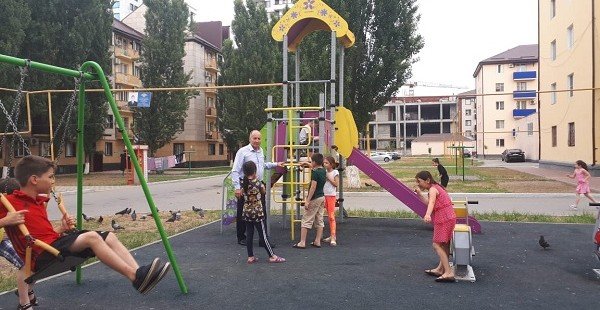 ЧЕЧНЯ. В Чечне партийцы ЕР проверяют безопасность детских площадок