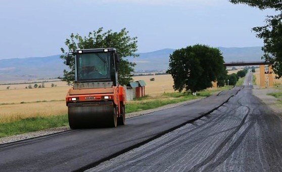 ЧЕЧНЯ. Ведутся дорожные работы на трехкилометровом участке трассы Ищерская - Грозный