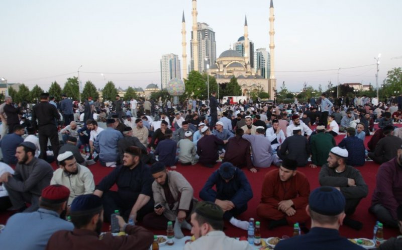 ЧЕЧНЯ. Всенародный ифтар в Грозном собрал 20 тысяч человек